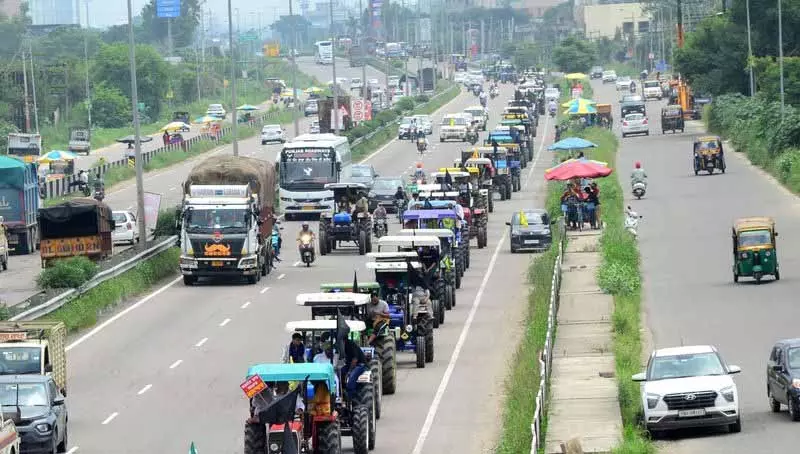 Punjab के किसान कृषि कानून विरोधी आंदोलन की 5वीं बरसी पर एकजुट हुए, सभी रास्ते चंडीगढ़ की ओर Punjab के किसान कृषि कानून विरोधी आंदोलन की 5वीं बरसी पर एकजुट हुए, सभी रास्ते चंडीगढ़ की ओर