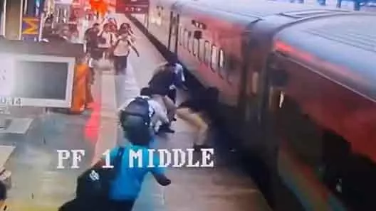 Pune: लोनावला में RPF ऑफिसर के पल भर के बचाव ने बचाई यात्री की जान Pune: लोनावला में RPF ऑफिसर के पल भर के बचाव ने बचाई यात्री की जान