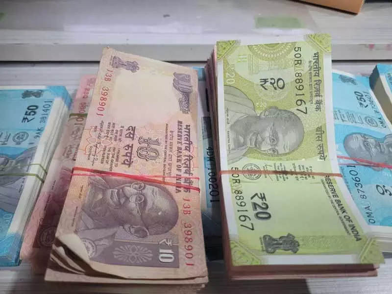 शादियों की भीड़ से Punjab में 10-20 रुपये के नोटों की कमी, नोटों के बंडल महंगे रेट पर बेचे गए शादियों की भीड़ से Punjab में 10-20 रुपये के नोटों की कमी, नोटों के बंडल महंगे रेट पर बेचे गए