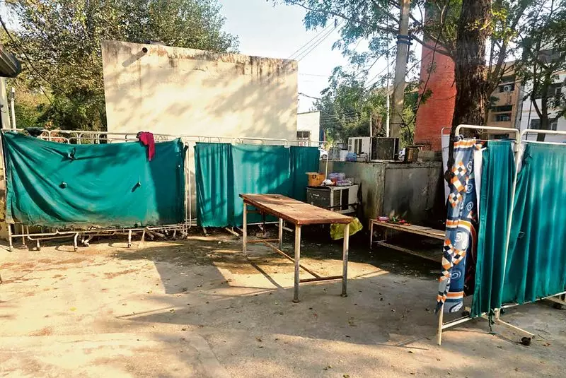 झज्जर सिविल अस्पताल में शवगृह में आग लगने के बाद खुले में पोस्टमार्टम किया झज्जर सिविल अस्पताल में शवगृह में आग लगने के बाद खुले में पोस्टमार्टम किया