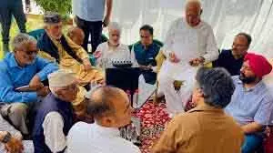 Dr. Farooq ने मशहूर व्यापारी मीर गुलाम हसन के निधन पर शोक जताया Dr. Farooq ने मशहूर व्यापारी मीर गुलाम हसन के निधन पर शोक जताया