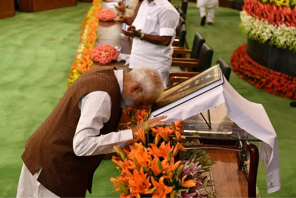 Constitution Day: मोदी ने पत्र में कर्तव्य-केंद्रित विकसित भारत की दिशा बताई Constitution Day: मोदी ने पत्र में कर्तव्य-केंद्रित विकसित भारत की दिशा बताई