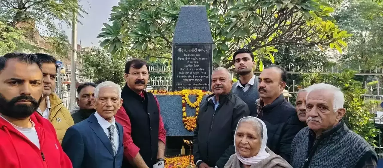 Jammu: शहीदों की याद में मीरपुर में प्रभात फेरी और श्रद्धांजलि Jammu: शहीदों की याद में मीरपुर में प्रभात फेरी और श्रद्धांजलि