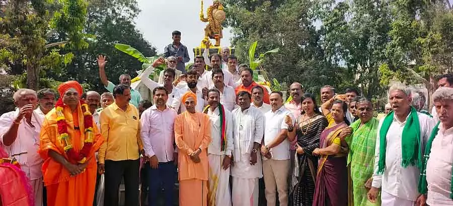 केम्पेगौड़ा की मूर्ति को दूसरी जगह ले जाने पर कुछ समय के लिए रोक: फैंस ने जीत का जश्न मनाया केम्पेगौड़ा की मूर्ति को दूसरी जगह ले जाने पर कुछ समय के लिए रोक: फैंस ने जीत का जश्न मनाया