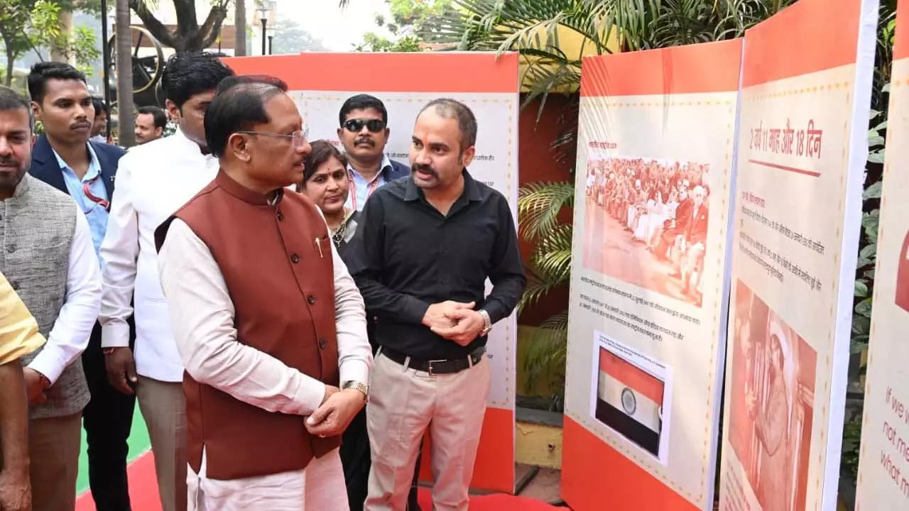 CM विष्णुदेव साय ने संविधान पर आधारित प्रदर्शनी का किया अवलोकन CM विष्णुदेव साय ने संविधान पर आधारित प्रदर्शनी का किया अवलोकन