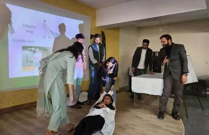 Hoshiarpur में 7 दिन के युवा आपदा मित्र कैंप में युवाओं को जीवन रक्षक कौशल की ट्रेनिंग दी गई Hoshiarpur में 7 दिन के युवा आपदा मित्र कैंप में युवाओं को जीवन रक्षक कौशल की ट्रेनिंग दी गई