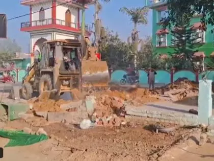 Uttarakhand: रुड़की के पिरान कलियर इलाके में अवैध धर्मस्थल गिराया गया Uttarakhand: रुड़की के पिरान कलियर इलाके में अवैध धर्मस्थल गिराया गया