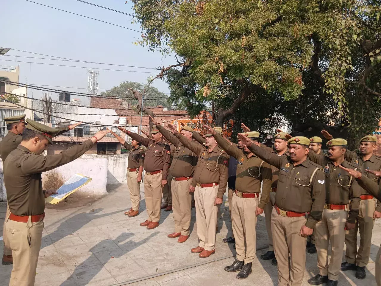 Aligarh: संविधान दिवस के अवसर पर पुलिस कर्मियों ने शपथ ग्रहण की Aligarh: संविधान दिवस के अवसर पर पुलिस कर्मियों ने शपथ ग्रहण की