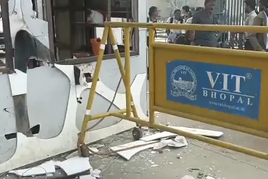 VIT कैंपस में बवाल: छात्रों ने स्टाफ पर मारपीट और लापरवाही के आरोप लगाए VIT कैंपस में बवाल: छात्रों ने स्टाफ पर मारपीट और लापरवाही के आरोप लगाए