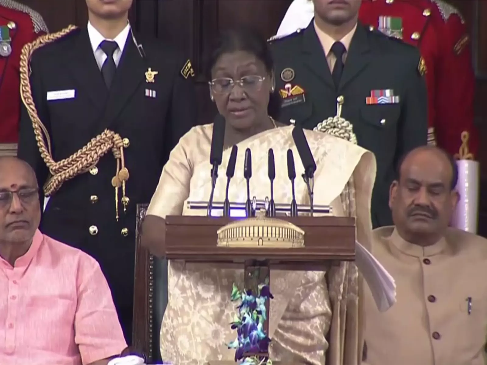 राष्ट्रपति मुर्मू ने संविधान निर्माताओं के दृष्टिकोण को कायम रखने के लिए सांसदों को बधाई दी राष्ट्रपति मुर्मू ने संविधान निर्माताओं के दृष्टिकोण को कायम रखने के लिए सांसदों को बधाई दी