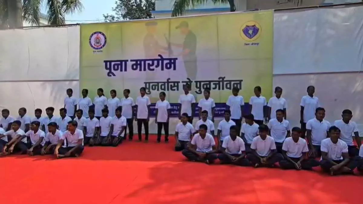 बीजापुर में 41 नक्सलियों ने किया सरेंडर बीजापुर में 41 नक्सलियों ने किया सरेंडर