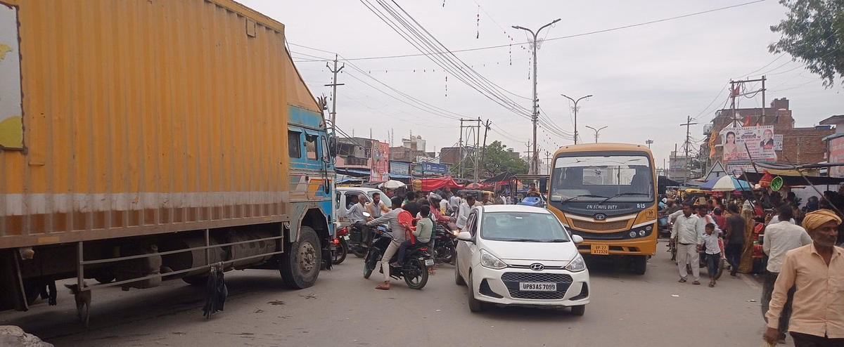 Bareilly: बीच सड़क पर बस फंसने से लगा लंबा जाम Bareilly: बीच सड़क पर बस फंसने से लगा लंबा जाम