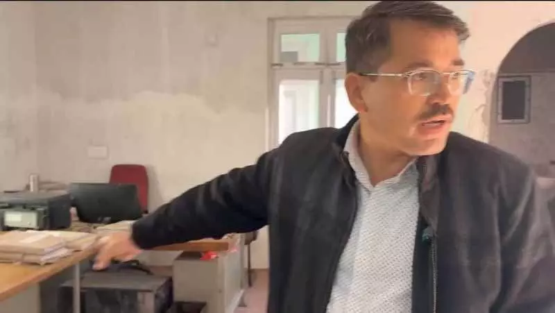 बंजार MLA ने सरकारी दफ्तरों में गैरहाजिरी को उजागर करने के लिए सोशल मीडिया का सहारा लिया बंजार MLA ने सरकारी दफ्तरों में गैरहाजिरी को उजागर करने के लिए सोशल मीडिया का सहारा लिया