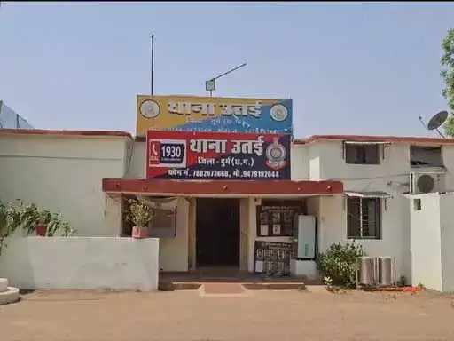 हाईवा ने ठोका, बाइक से गिरी महिला पहिए में दबी हाईवा ने ठोका, बाइक से गिरी महिला पहिए में दबी