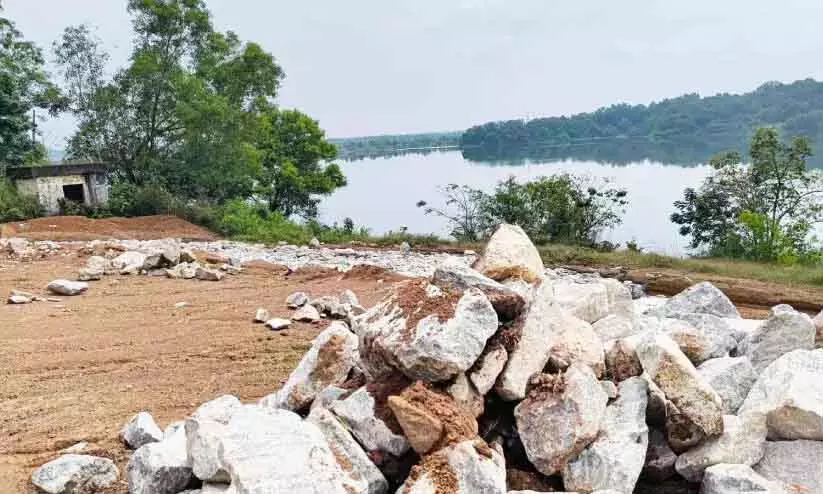 Kerala : झील के किनारे कंस्ट्रक्शन का काम फायदेमंद नहीं है Kerala : झील के किनारे कंस्ट्रक्शन का काम फायदेमंद नहीं है