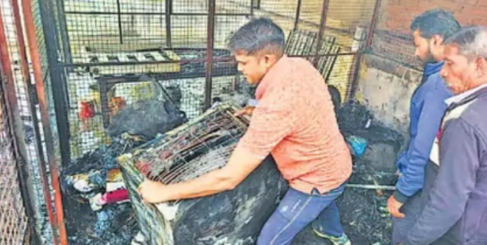 Bareilly: आवास विकास कॉलोनी में आग से हड़कंप, दमकल टीम पहुंची Bareilly: आवास विकास कॉलोनी में आग से हड़कंप, दमकल टीम पहुंची