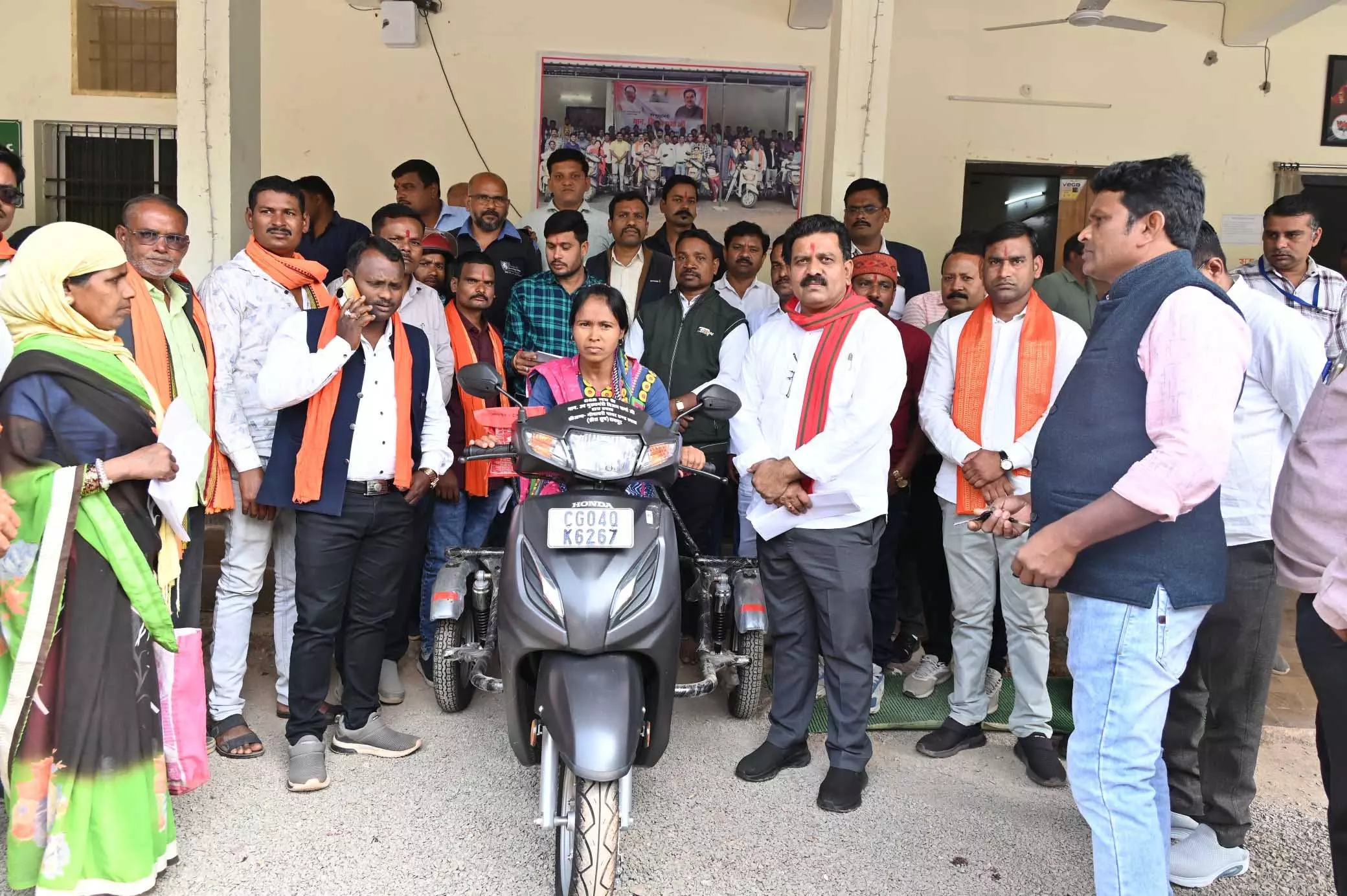 दिव्यांग युवती को गृहमंत्री विजय शर्मा ने 15 दिनों में शासन से दिलाई स्कूटी दिव्यांग युवती को गृहमंत्री विजय शर्मा ने 15 दिनों में शासन से दिलाई स्कूटी