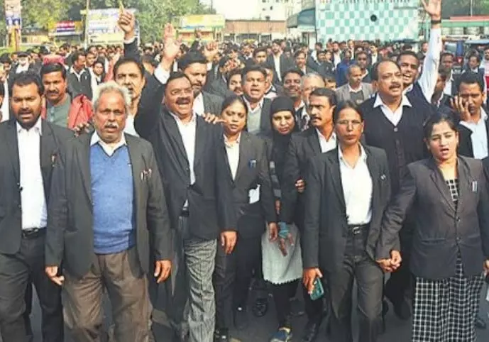 Bareilly: न्याय मांगते हुए अधिवक्ताओं ने बनाई मानव श्रृंखला Bareilly: न्याय मांगते हुए अधिवक्ताओं ने बनाई मानव श्रृंखला