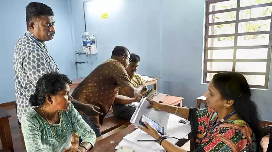 चुनाव आयोग ने CEO के ऑफिस में BLO के विरोध पर कोलकाता पुलिस से रिपोर्ट मांगी चुनाव आयोग ने CEO के ऑफिस में BLO के विरोध पर कोलकाता पुलिस से रिपोर्ट मांगी