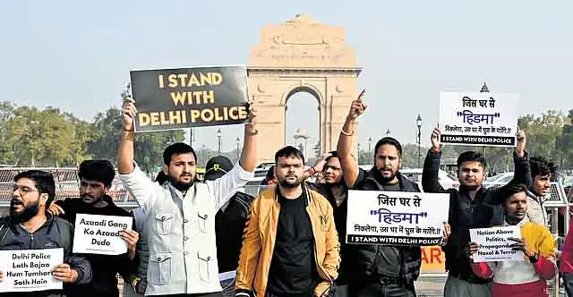 क्लीन-एयर प्रोटेस्ट के बाद इंडिया गेट पर Delhi Police समर्थकों की रैली, कई गिरफ्तारियां क्लीन-एयर प्रोटेस्ट के बाद इंडिया गेट पर Delhi Police समर्थकों की रैली, कई गिरफ्तारियां