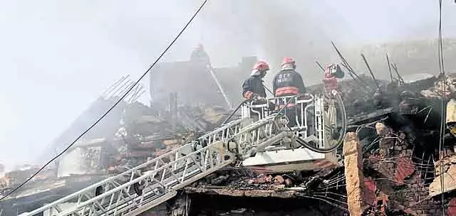 West Delhi के गोदाम में भीषण आग लगी; एक व्यक्ति के फंसे होने की आशंका West Delhi के गोदाम में भीषण आग लगी; एक व्यक्ति के फंसे होने की आशंका