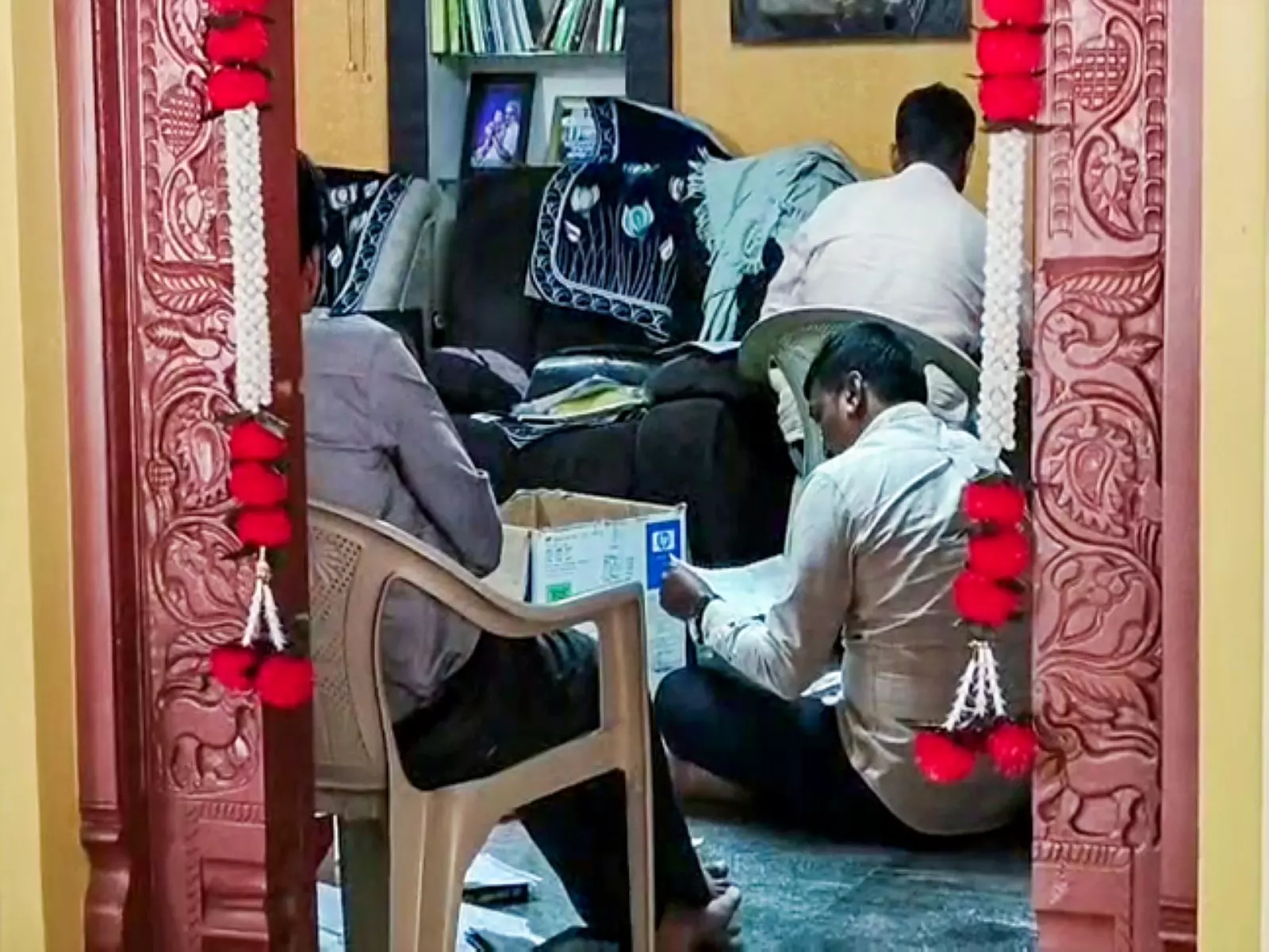 कर्नाटक लोकायुक्त ने आय से अधिक संपत्ति पर 47 छापे मारे कर्नाटक लोकायुक्त ने आय से अधिक संपत्ति पर 47 छापे मारे