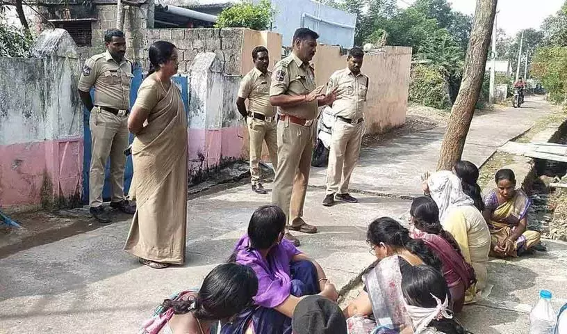 Somagudem में गर्लफ्रेंड ने अपने बॉयफ्रेंड पर धोखा देने का आरोप लगाते हुए धरना दिया Somagudem में गर्लफ्रेंड ने अपने बॉयफ्रेंड पर धोखा देने का आरोप लगाते हुए धरना दिया