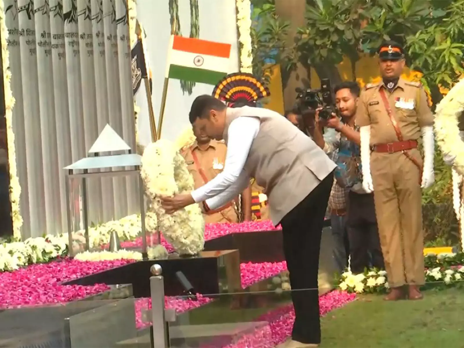 महाराष्ट्र के मुख्यमंत्री देवेंद्र फडणवीस ने 26/11 हमले के पीड़ितों को श्रद्धांजलि अर्पित की महाराष्ट्र के मुख्यमंत्री देवेंद्र फडणवीस ने 26/11 हमले के पीड़ितों को श्रद्धांजलि अर्पित की