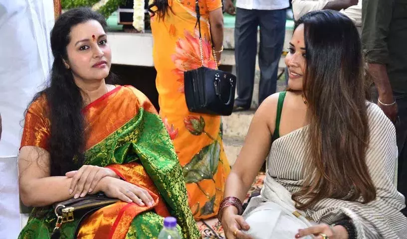 क्या रेणु देसाई फिर से बिज़ी हैं.. फिल्म 16 Konda Pandaga में आंटी के रोल में क्या रेणु देसाई फिर से बिज़ी हैं.. फिल्म 16 Konda Pandaga में आंटी के रोल में