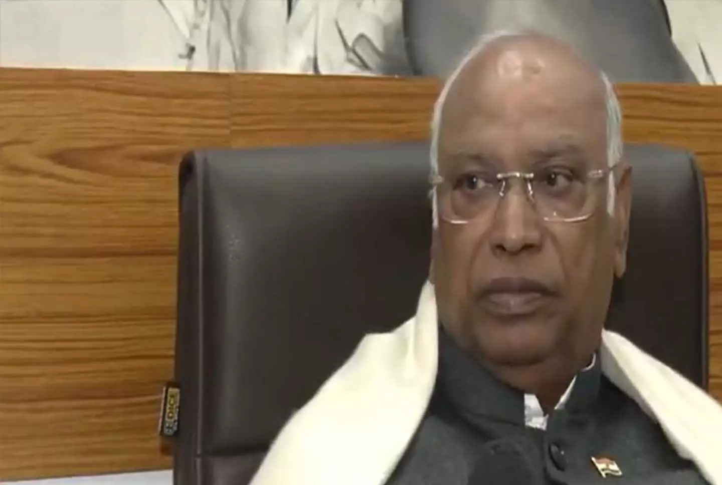 कर्नाटक CM पद पर अटकलों पर खड़गे बोले, मुद्दे जल्द सुलझ जाएंगे कर्नाटक CM पद पर अटकलों पर खड़गे बोले, मुद्दे जल्द सुलझ जाएंगे