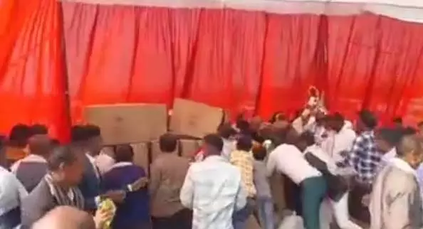 OMG! सामूहिक विवाह सम्मेलन के दौरान ऐसा नजारा सामने आया...लोग हैरान OMG! सामूहिक विवाह सम्मेलन के दौरान ऐसा नजारा सामने आया...लोग हैरान