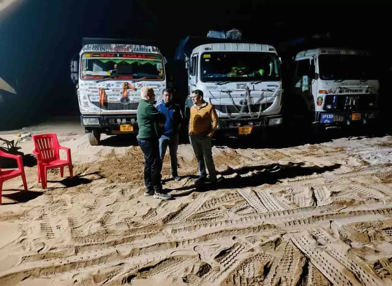 Jagatsinghpur: अवैध रेत खनन पर देर रात बड़ी कार्रवाई Jagatsinghpur: अवैध रेत खनन पर देर रात बड़ी कार्रवाई