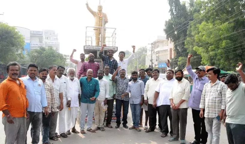हमें संविधान की भावना के अनुरूप देश के विकास के लिए काम करना चाहिए हमें संविधान की भावना के अनुरूप देश के विकास के लिए काम करना चाहिए