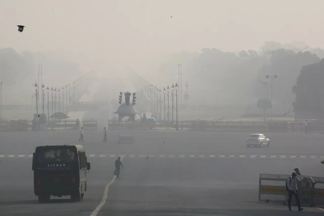 CJI का प्रदूषण पर गंभीर बयान, बढ़ते स्मॉग के बीच कोर्ट में वर्चुअल सुनवाई की चर्चा CJI का प्रदूषण पर गंभीर बयान, बढ़ते स्मॉग के बीच कोर्ट में वर्चुअल सुनवाई की चर्चा