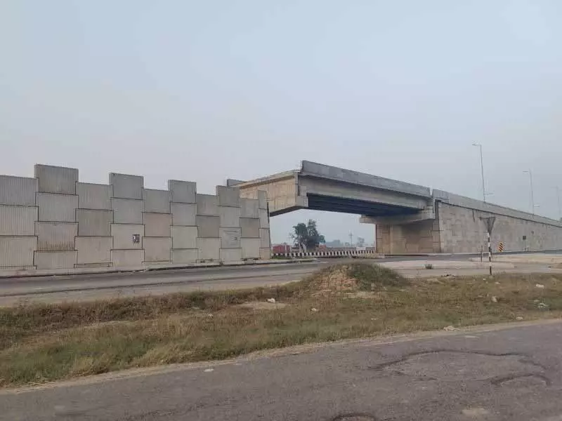 Amritsar: शहर से कनेक्टिविटी खत्म होने के डर से गांववालों ने हाईवे अंडरपास की मांग की Amritsar: शहर से कनेक्टिविटी खत्म होने के डर से गांववालों ने हाईवे अंडरपास की मांग की