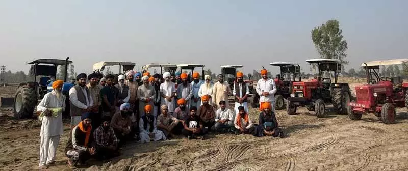 Tarn Taran में बाढ़ प्रभावित किसान गेहूं की फसल नहीं बो पाए, खेत अभी भी गाद में दबे हुए हैं Tarn Taran में बाढ़ प्रभावित किसान गेहूं की फसल नहीं बो पाए, खेत अभी भी गाद में दबे हुए हैं