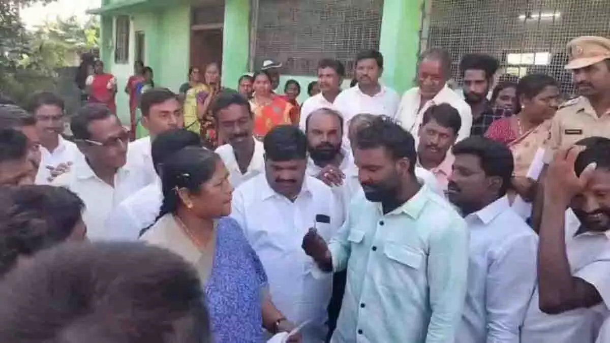 BC कोटे को लेकर कांग्रेस कार्यकर्ताओं ने मंत्री सीताक्का का सामना किया BC कोटे को लेकर कांग्रेस कार्यकर्ताओं ने मंत्री सीताक्का का सामना किया