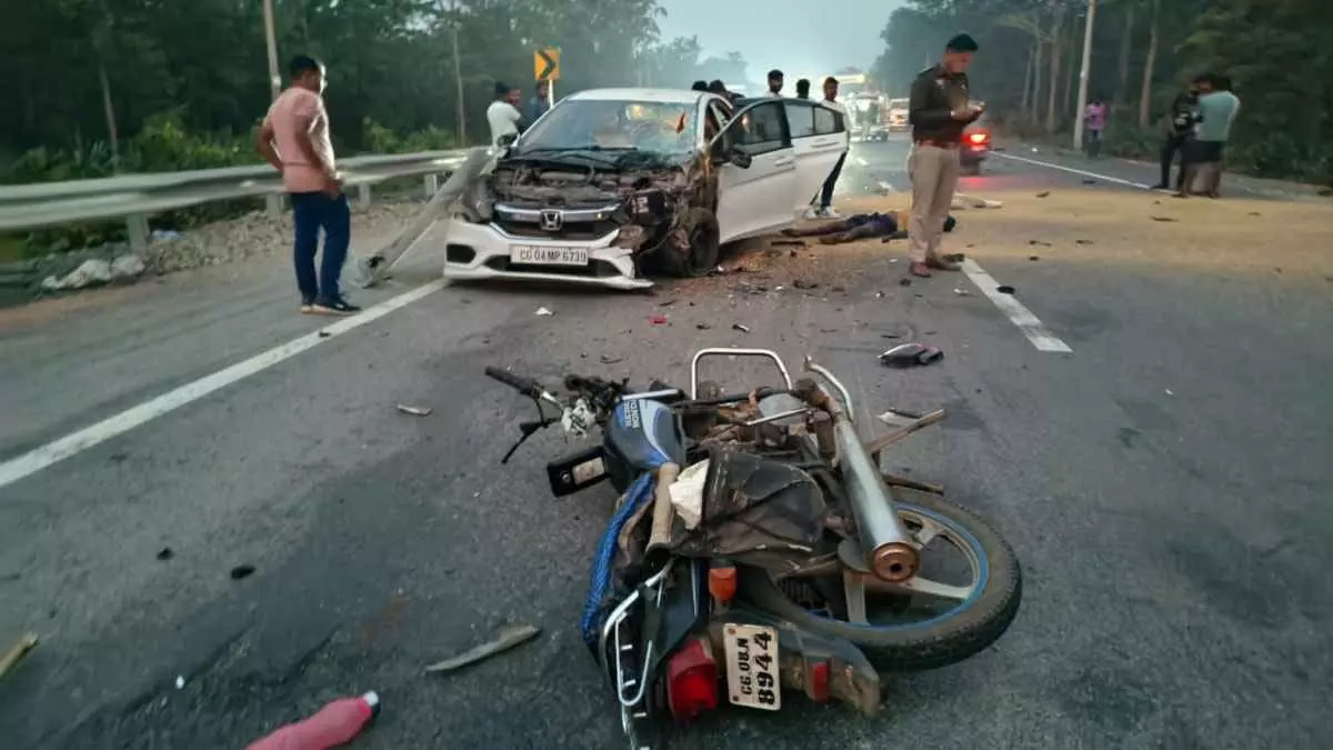 NH 930 पर कार और दो बाइक की भिड़ंत, तीन की हालत गंभीर NH 930 पर कार और दो बाइक की भिड़ंत, तीन की हालत गंभीर