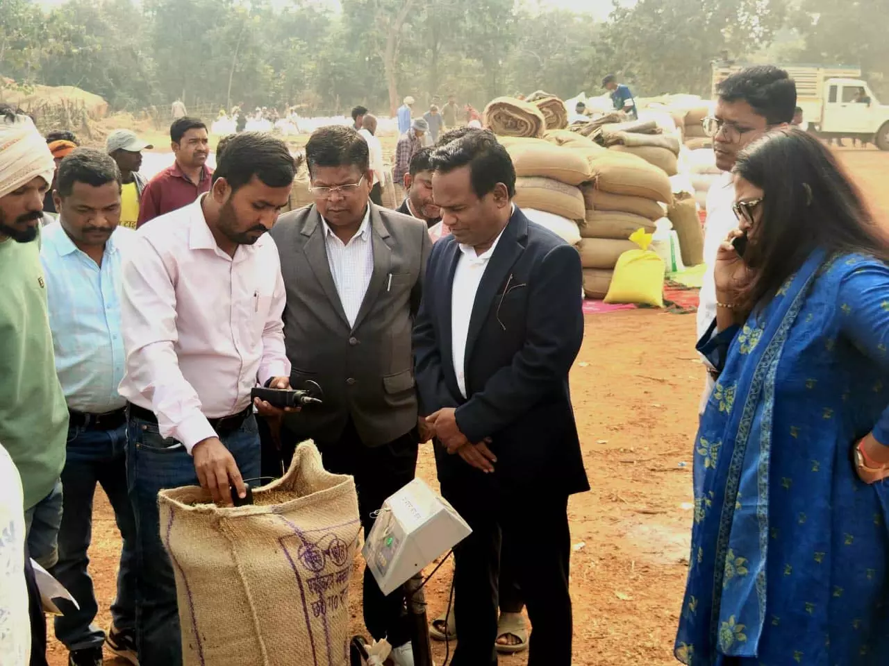 अंबागढ़ के जिला प्रभारी सचिव पीएस एल्मा ने किया धान उपार्जन केंद्रों का निरीक्षण अंबागढ़ के जिला प्रभारी सचिव पीएस एल्मा ने किया धान उपार्जन केंद्रों का निरीक्षण
