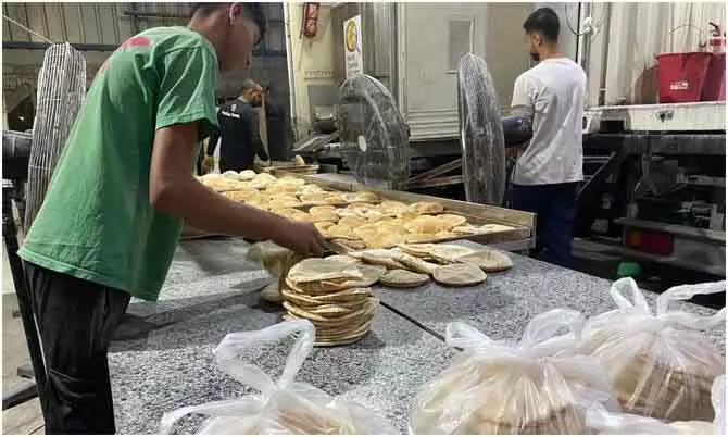 Jordanian की मोबाइल बेकरी ने गाजा में जनवरी से बनाई 1.17 करोड़ रोटियां, राहत पहुंचाने में मदद Jordanian की मोबाइल बेकरी ने गाजा में जनवरी से बनाई 1.17 करोड़ रोटियां, राहत पहुंचाने में मदद