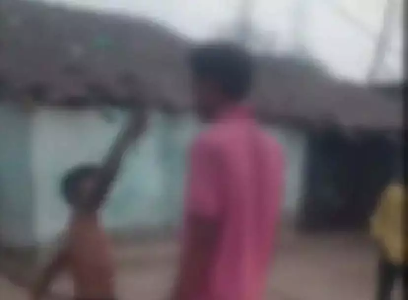 CG: 2 नाबालिगों ने धारदार हथियार दिखाकर युवक को धमकाया CG: 2 नाबालिगों ने धारदार हथियार दिखाकर युवक को धमकाया