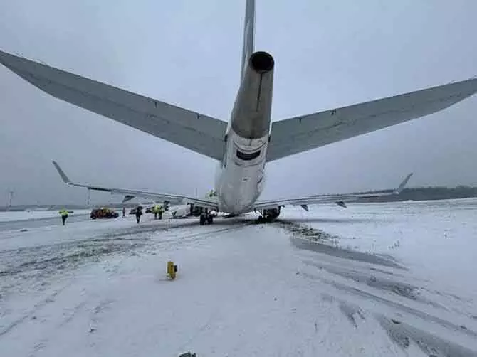 Warsaw से आया LOT का विमान विलनियस एयरपोर्ट पर टैक्सीवे से भटका, यात्री सुरक्षित Warsaw से आया LOT का विमान विलनियस एयरपोर्ट पर टैक्सीवे से भटका, यात्री सुरक्षित