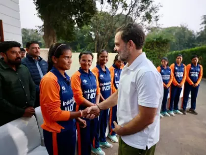 राहुल गांधी ने ब्लाइंड महिला WC जीतने वाली टीम से मुलाकात की राहुल गांधी ने ब्लाइंड महिला WC जीतने वाली टीम से मुलाकात की