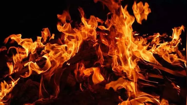 आग में बच्चों के चावल, दालें और पढ़ाई का सामान जलकर खाक हो गया आग में बच्चों के चावल, दालें और पढ़ाई का सामान जलकर खाक हो गया