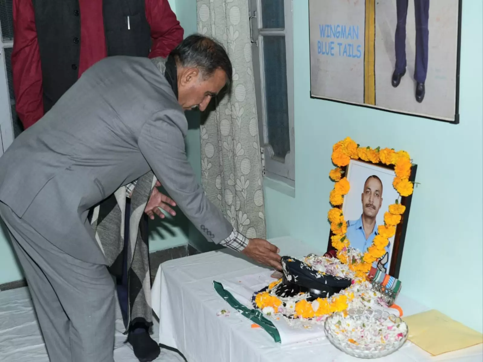 हिमाचल के CM सुखू ने विंग कमांडर नमांश स्याल के निधन पर शोक व्यक्त किया, पुष्पांजलि अर्पित की हिमाचल के CM सुखू ने विंग कमांडर नमांश स्याल के निधन पर शोक व्यक्त किया, पुष्पांजलि अर्पित की
