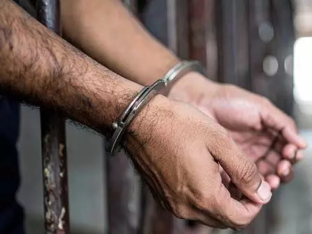 भारत-बांग्लादेश सीमा पर BSF ने की बड़ी मात्रा में सोना जब्त, दो गिरफ्तार भारत-बांग्लादेश सीमा पर BSF ने की बड़ी मात्रा में सोना जब्त, दो गिरफ्तार