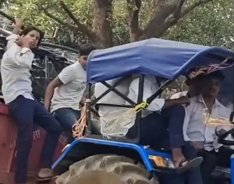 स्कूल में साइकिल वितरण के दौरान बच्चों को ट्रैक्टर चलाने पर विवाद स्कूल में साइकिल वितरण के दौरान बच्चों को ट्रैक्टर चलाने पर विवाद