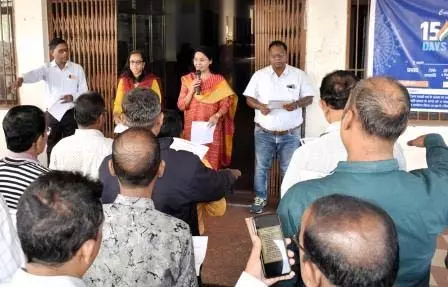 संविधान दिवस पर कलेक्टर ने अधिकारी-कर्मचारियों को कराया भारतीय संविधान के प्रस्तावना का वाचन संविधान दिवस पर कलेक्टर ने अधिकारी-कर्मचारियों को कराया भारतीय संविधान के प्रस्तावना का वाचन