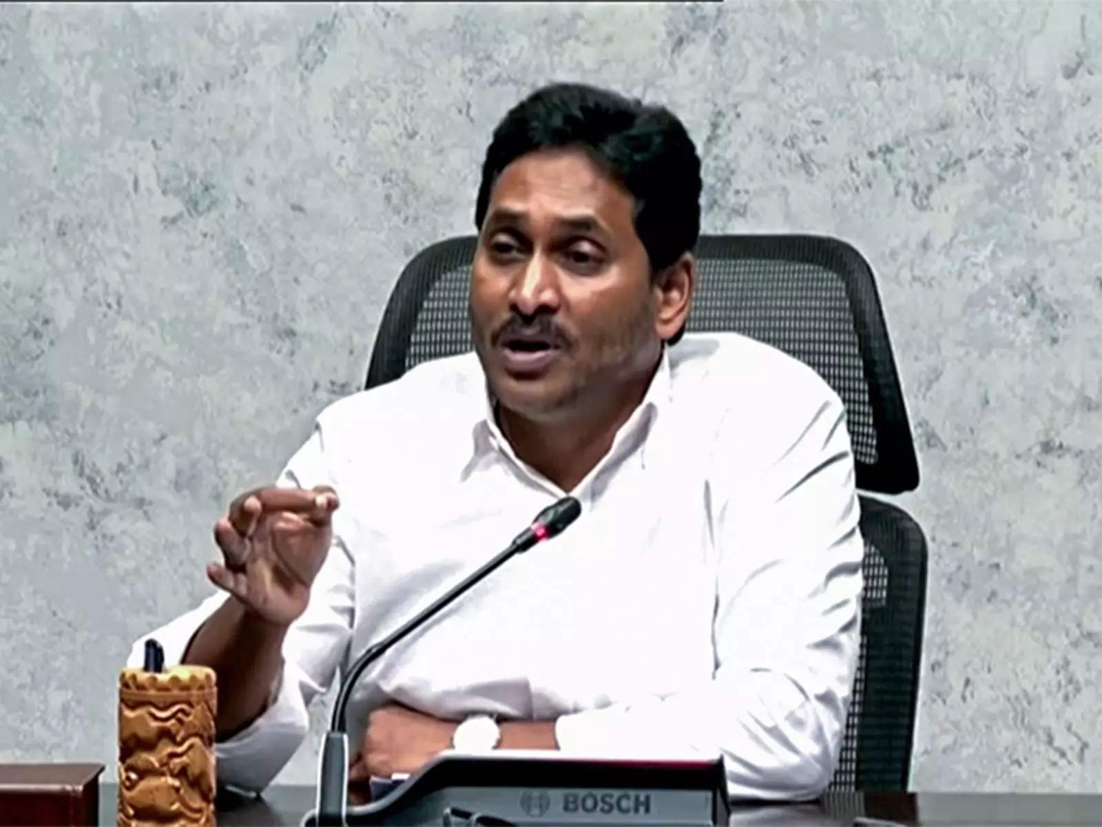 YSRCP ने आंध्र सरकार पर संविधान उल्लंघन का लगाया आरोप YSRCP ने आंध्र सरकार पर संविधान उल्लंघन का लगाया आरोप