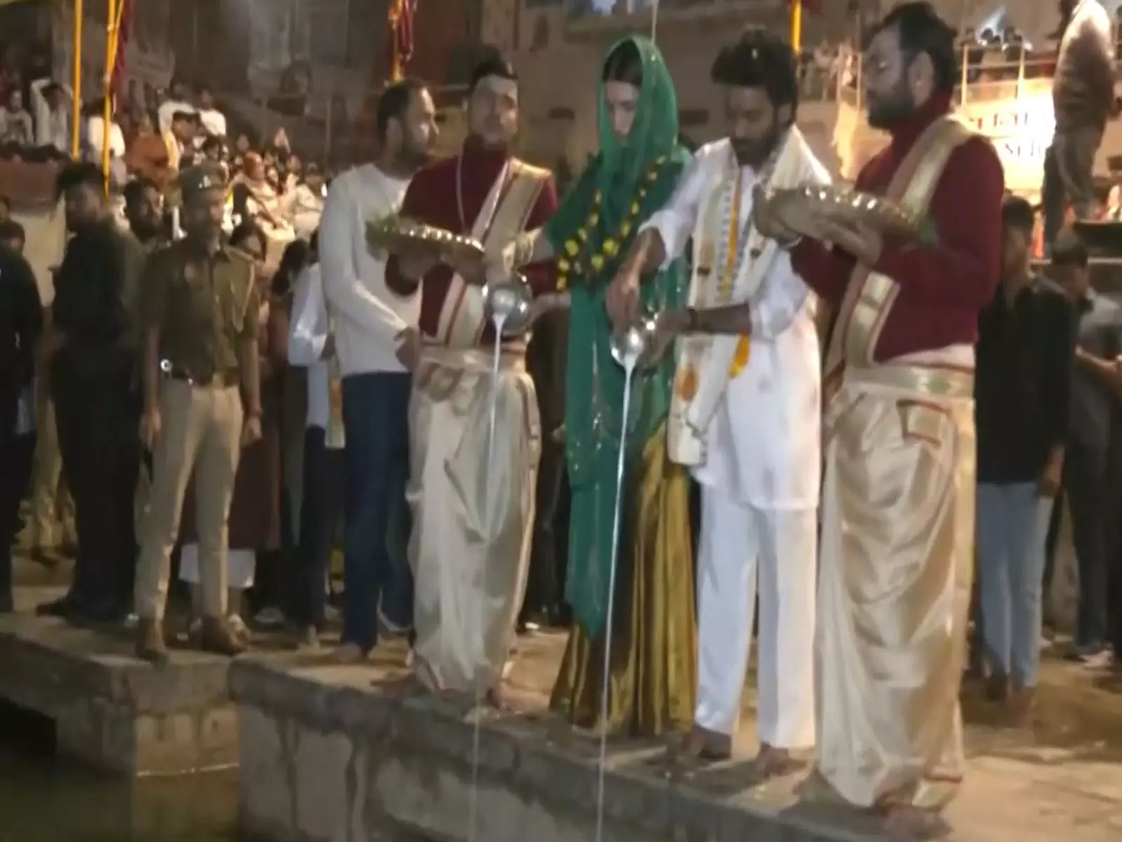 बनारस से हमारा खास रिश्ता है: धनुष और कृति सनोन ने Varanasi में की गंगा आरती बनारस से हमारा खास रिश्ता है: धनुष और कृति सनोन ने Varanasi में की गंगा आरती